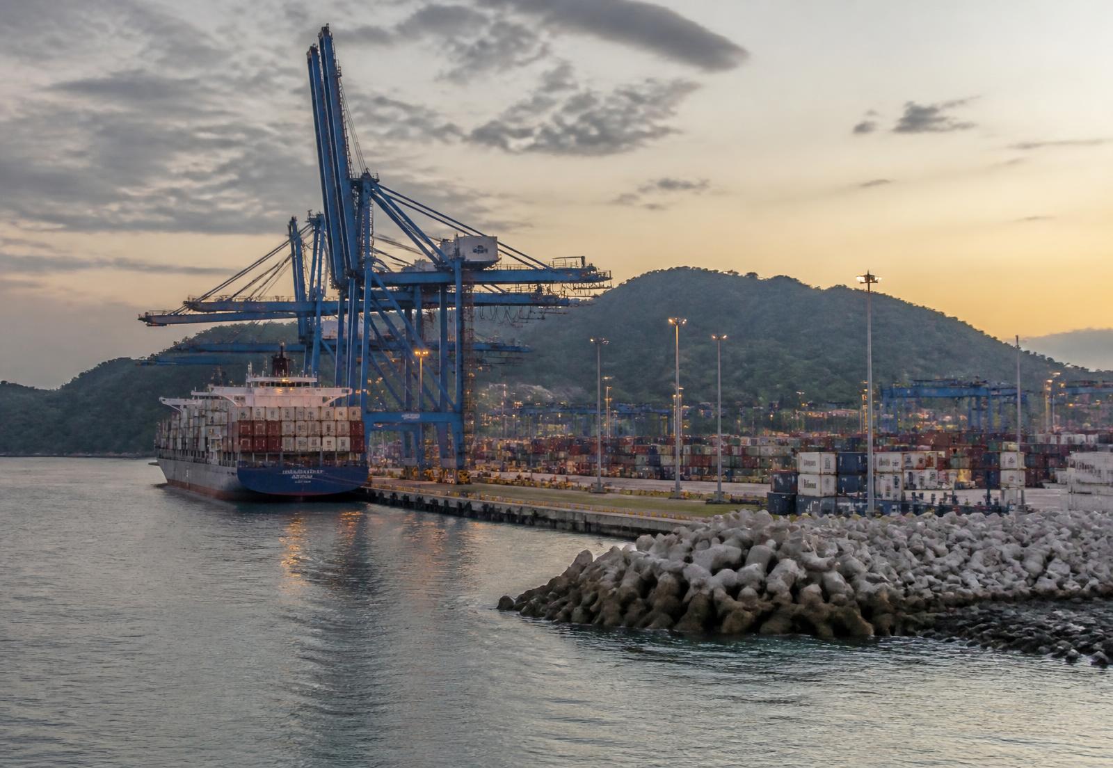 Obra portuaria en la costa del Pacífico guatemalteco, con muelle en ejecución y grúas de contenedores