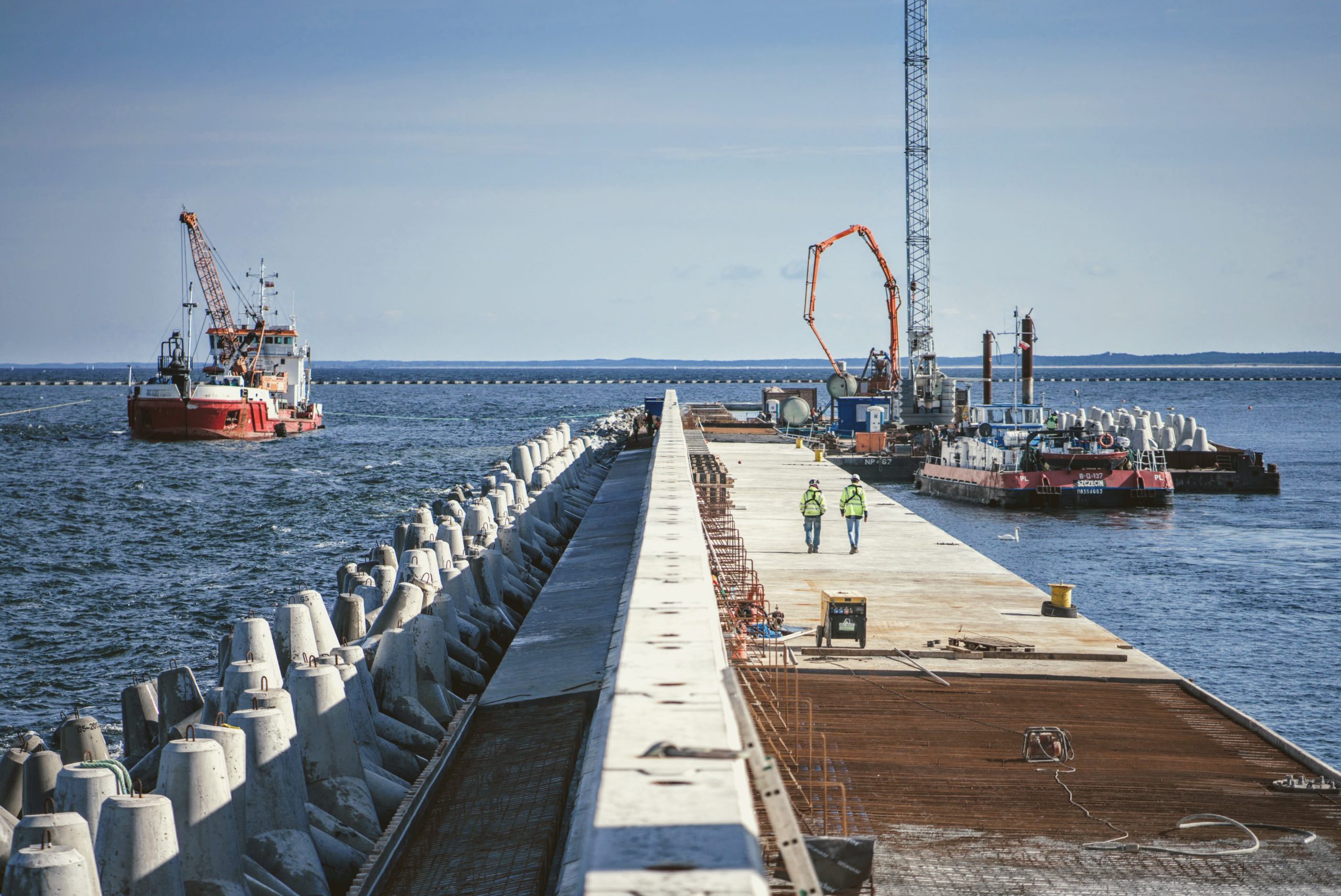 Obra marítima de Rover Grupo con muelle y maquinaria portuaria